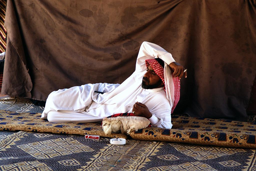 90 Beduino in tenda nel deserto.JPG